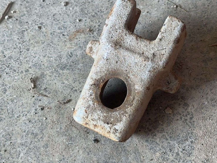 cast-iron-tractor-wheel-rim-clamps-image-2