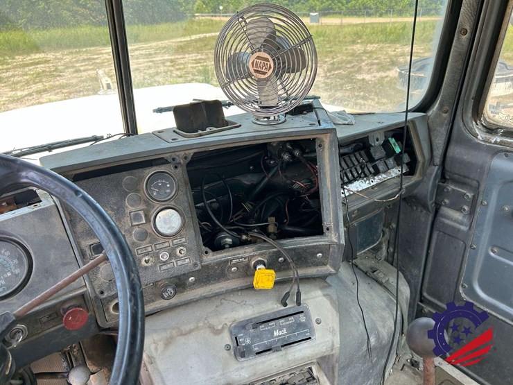 1992-mack-dm600gk-rear-discharge-concrete-mixer-truck-image-90