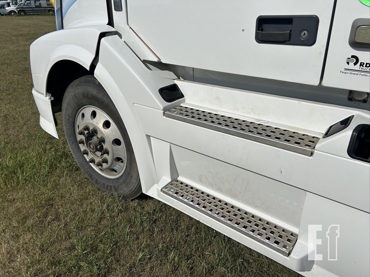 2012-volvo-8085-image-9
