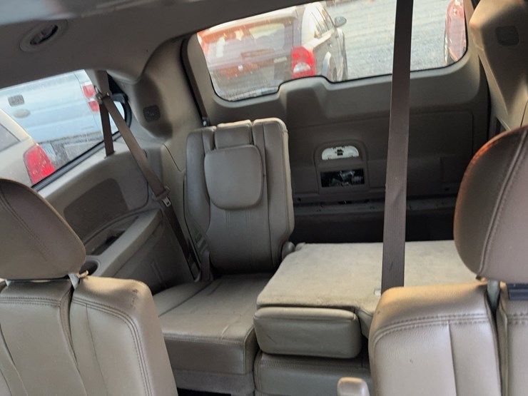 2014-chrysler-town-&-country-image-18