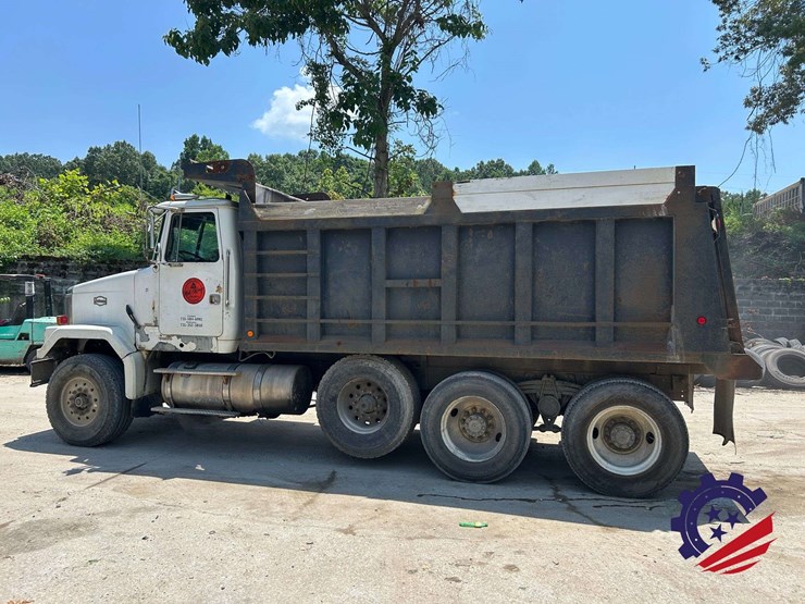 1999-volvo-truck-vnm84-tri-axle-dump-truck-image-2