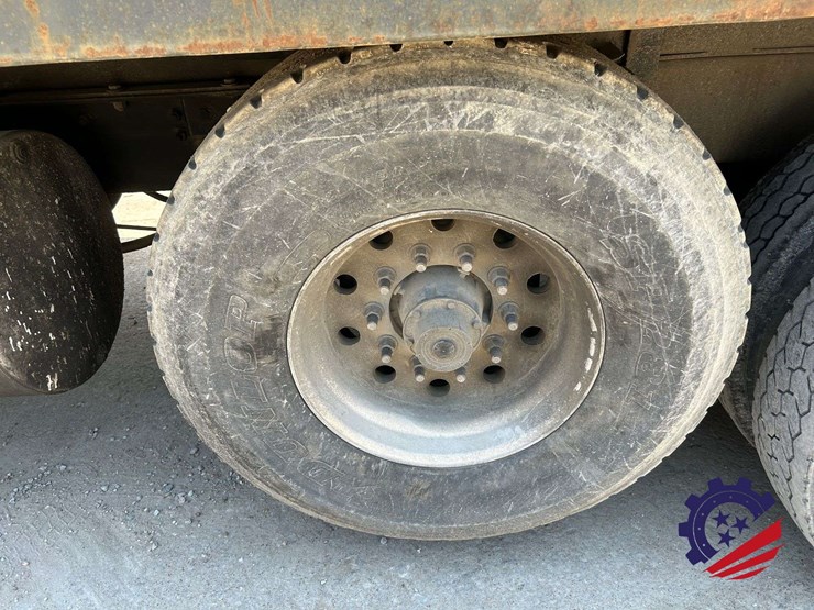 1999-volvo-truck-vnm84-tri-axle-dump-truck-image-4