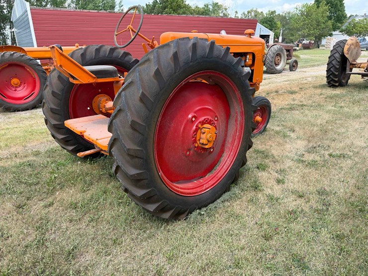 minneapolis-moline--z-tractor-image-5