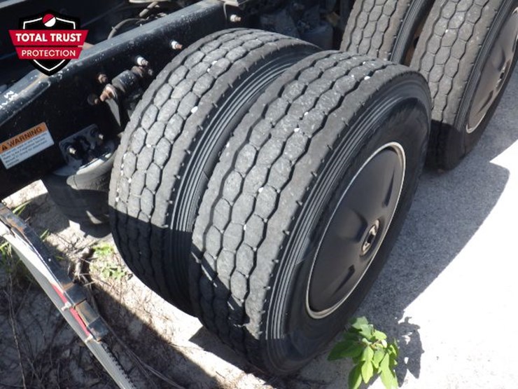 2019-freightliner-cascadia-126-image-8