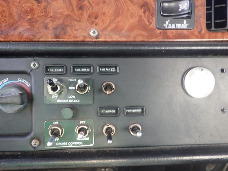 2004-peterbilt-378-image-34
