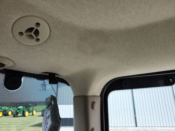 2013-john-deere-8235r-image-42