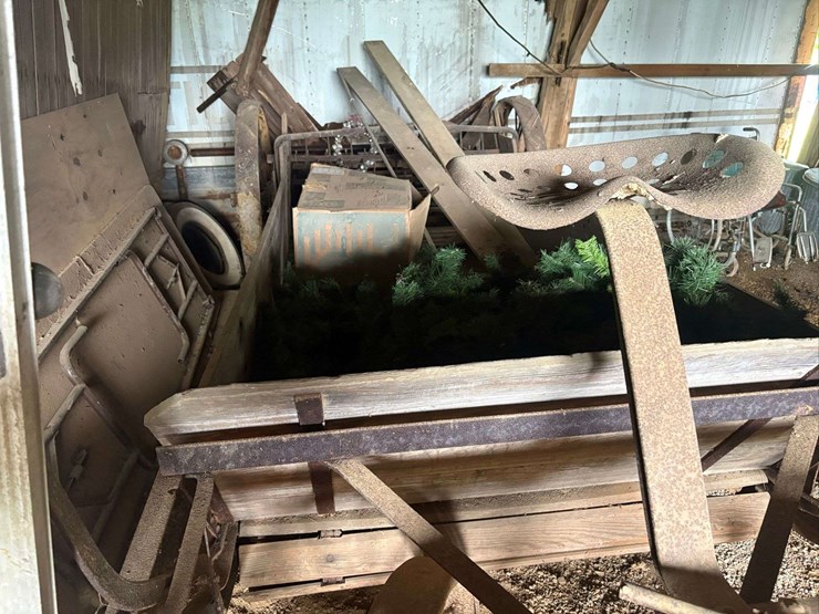 antique-horse-drawn-manure-spreader-image-2