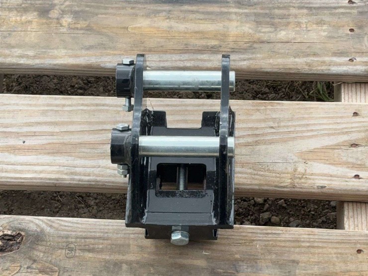 mini-excavator-quick-change-attachment-image-2