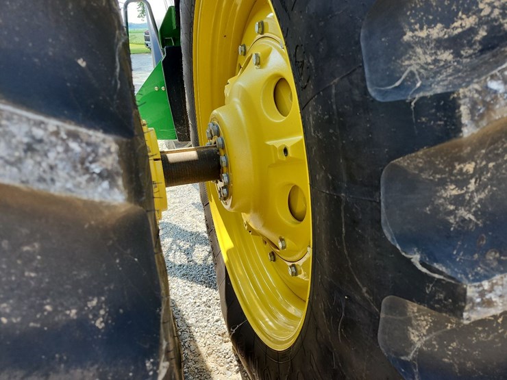 2013-john-deere-8235r-image-11