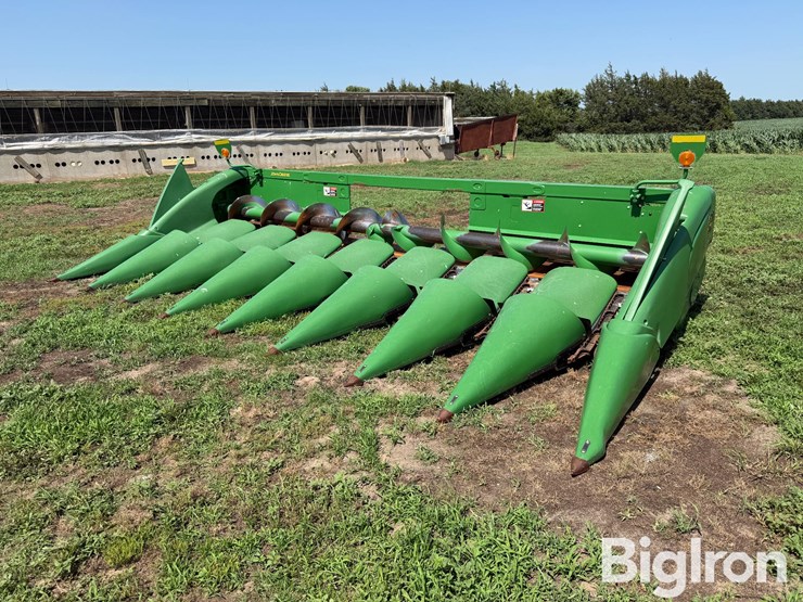 2016-john-deere-608c-image-1