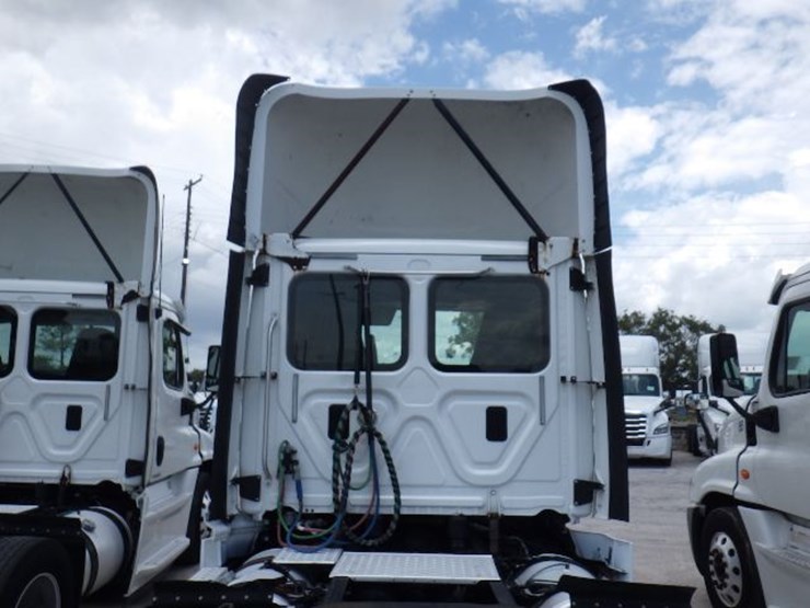2016-freightliner-cascadia-125-evolution-image-11