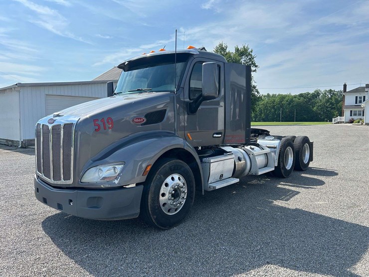 2019-peterbuilt-579-semi-tractor-image-3