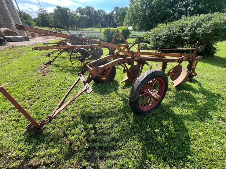 #9915-•-allis-chalmers-3-bottom-plow-image-1