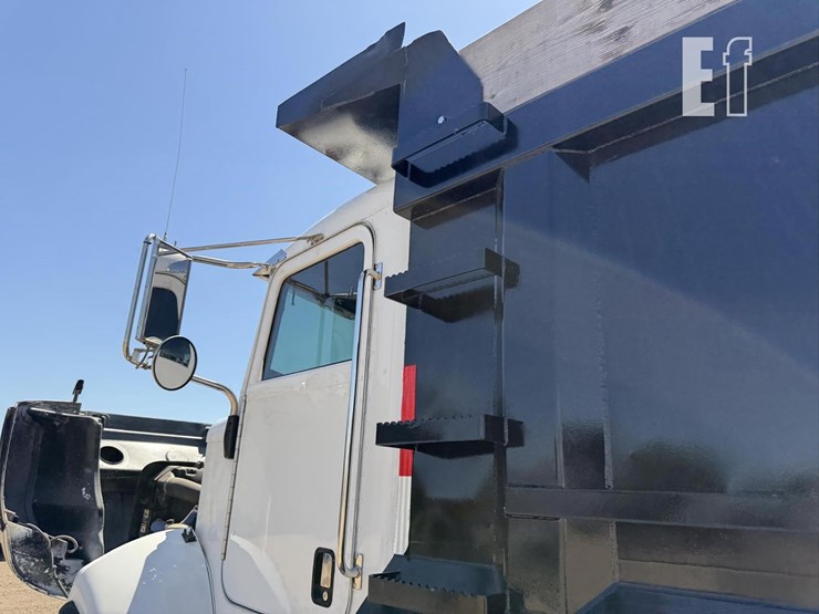 2005-peterbilt-335-image-25