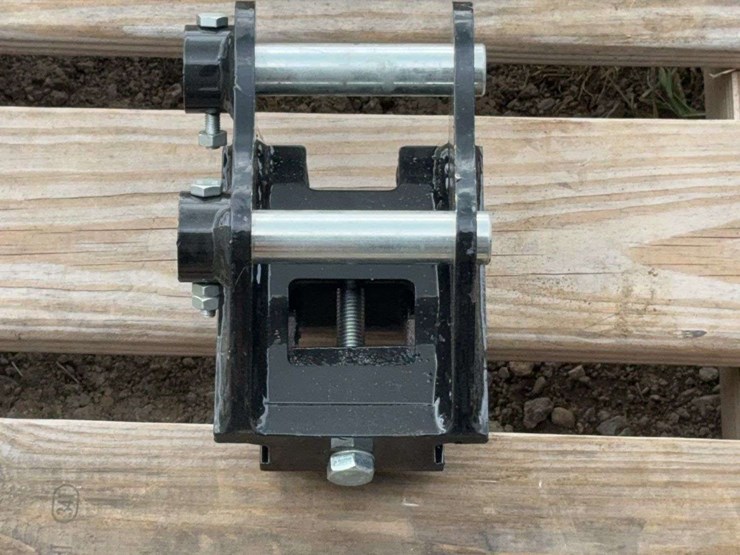 mini-excavator-quick-change-attachment-image-2