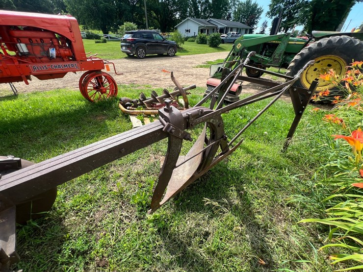 #9925-•-ih-groundbreaking-plow-image-4