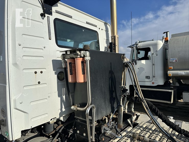 2014-volvo-vhd84ft200-image-15