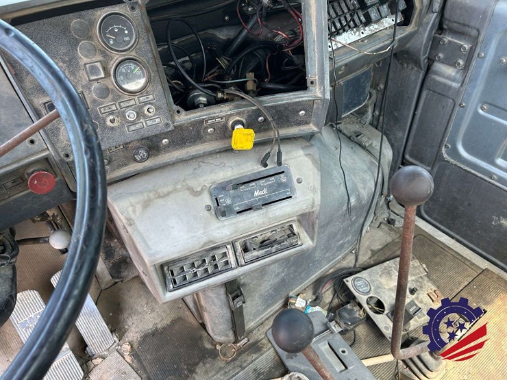 1992-mack-dm600gk-rear-discharge-concrete-mixer-truck-image-89