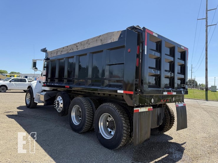 2005-peterbilt-335-image-11