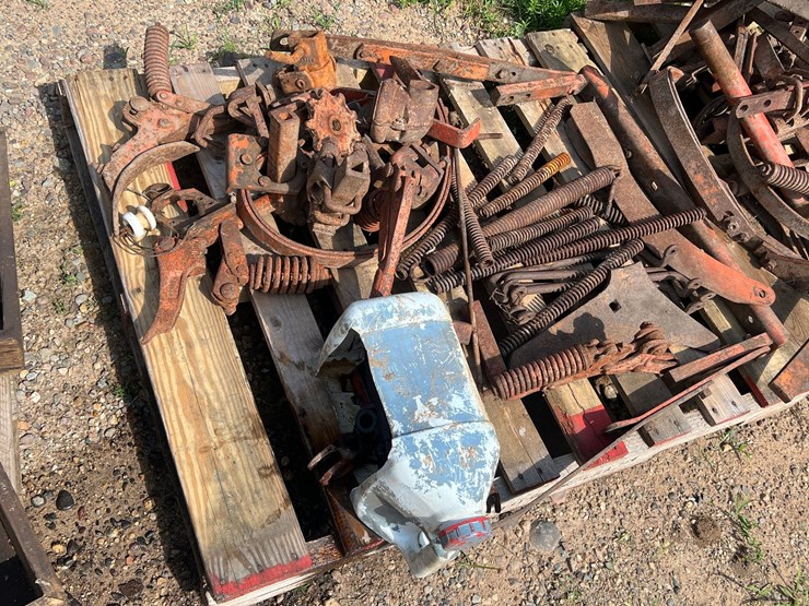 #9938-•-(3)-pallets-of-misc.-allis-chalmers-parts-image-5