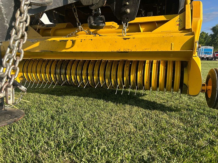 2014-new-holland-330-image-7