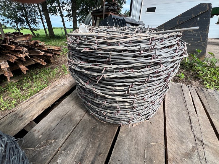 #9941-•-(4)-rolls-of-barbed-wire-image-2