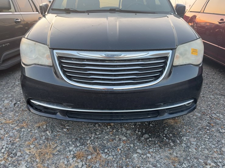 2014-chrysler-town-&-country-image-14
