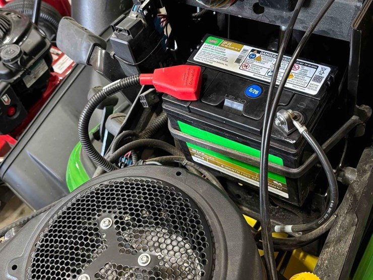 2021-john-deere-x370-image-8