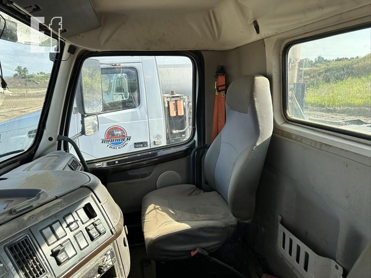2014-volvo-vhd84ft200-image-46