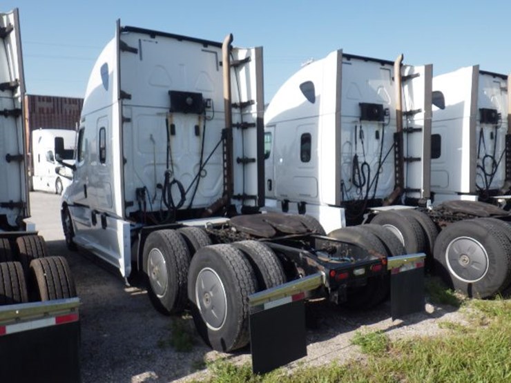 2020-freightliner-cascadia-126-image-17