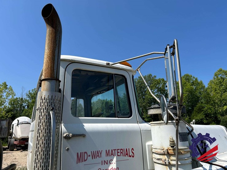 1995-mack-dm690s-image-55