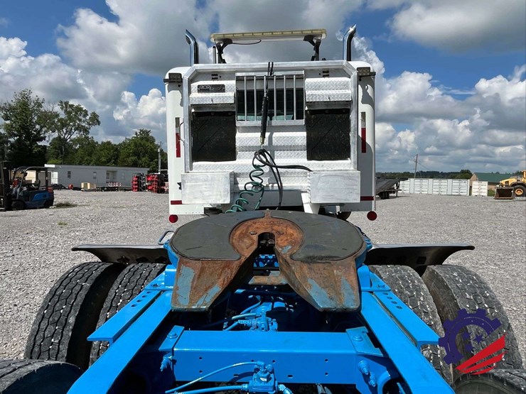 2013-peterbilt-367-image-38