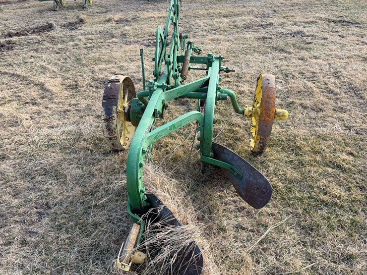 john-deere-pull-type-two-bottom-plow-image-4