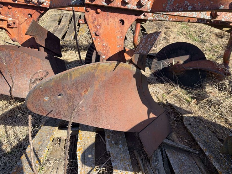 john-deere-three-point-three-bottom-plow-image-12