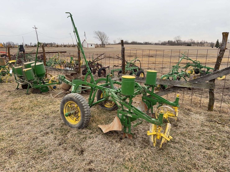 john-deere-pull-type-two-row-planter-image-4