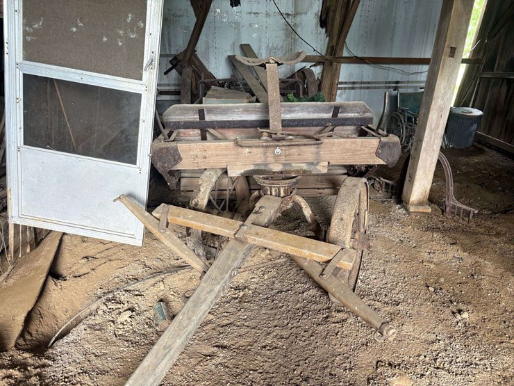 antique-horse-drawn-manure-spreader-image-1
