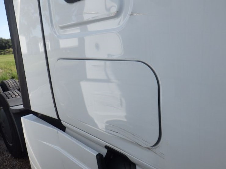 2020-freightliner-cascadia-126-image-8