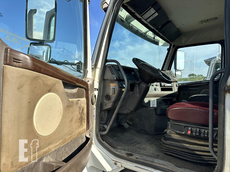 2014-volvo-vhd84ft200-image-40