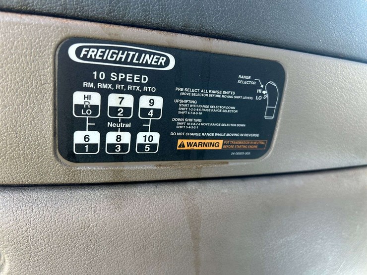 2012-freightliner-cascadia-semi-tractor-image-16