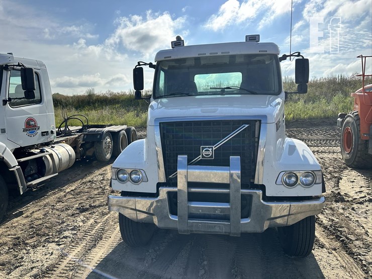 2014-volvo-vhd84ft200-image-2