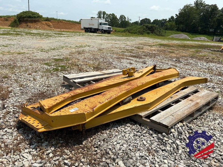 caterpillar-745-image-1