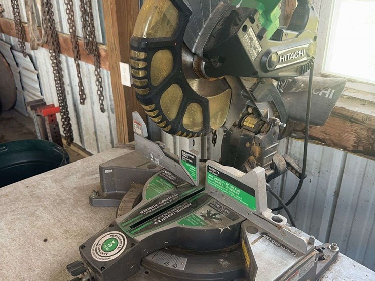 hitachi-c12fdh-twelve-inch-compound-miter-saw-on-rolling-stand-image-4