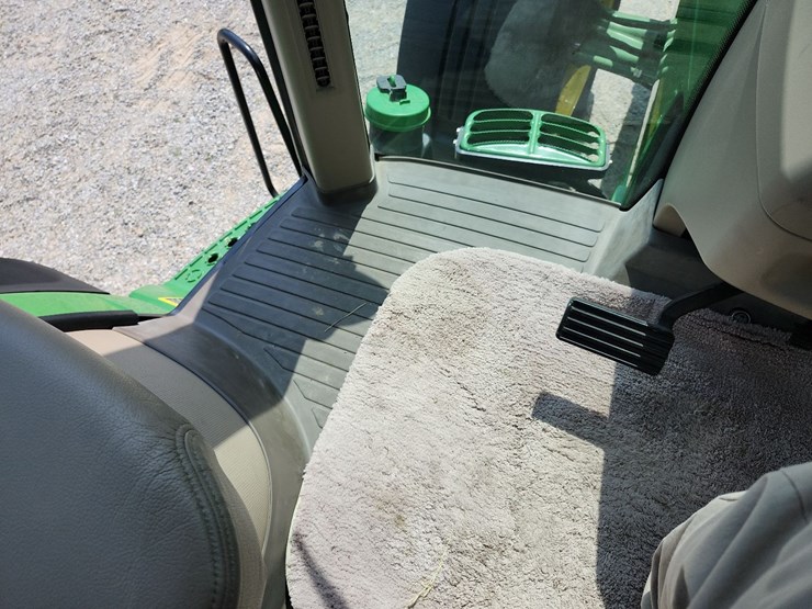 2013-john-deere-8235r-image-37