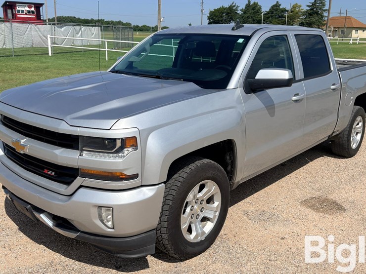 2018-chevrolet-silverado-1500-z71-4x4-crew-cab-pickup-image-3