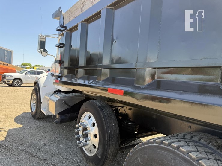 2005-peterbilt-335-image-13