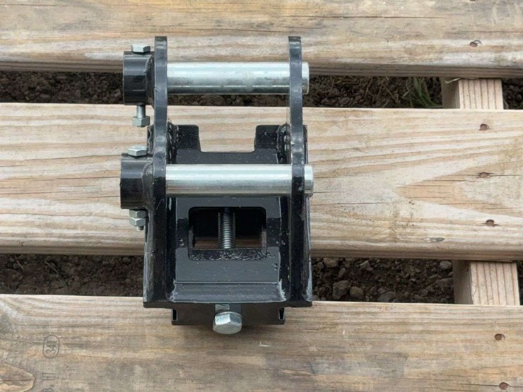 mini-excavator-quick-change-attachment-image-2