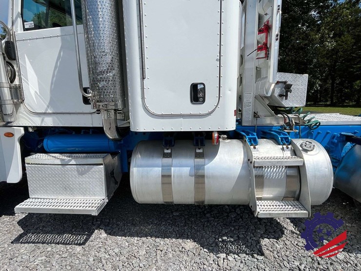 2013-peterbilt-367-image-21