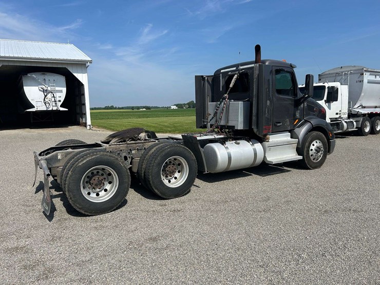 2019-peterbuilt-579-semi-tractor-image-6