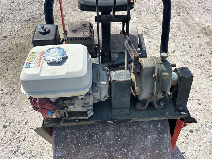 brouwer-ride-on-mini-tandem-turf-roller-image-6