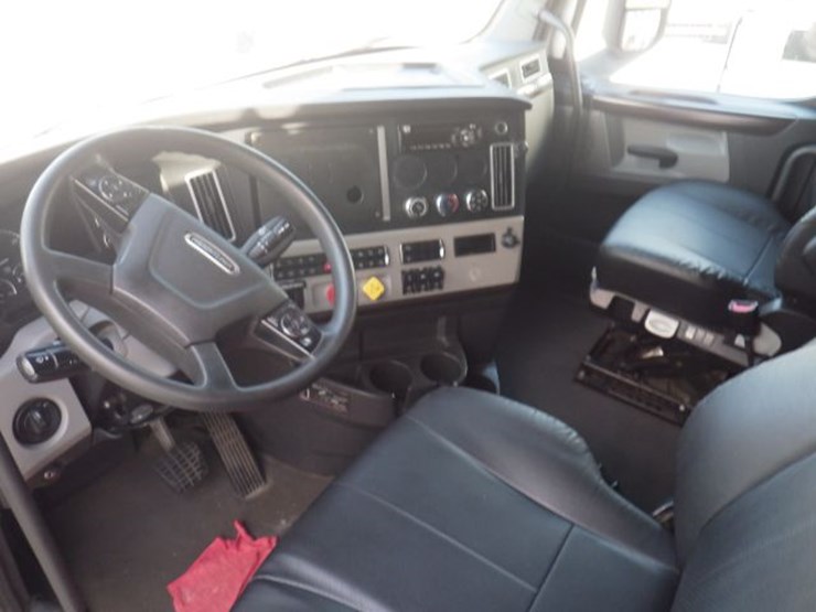 2020-freightliner-cascadia-126-image-22